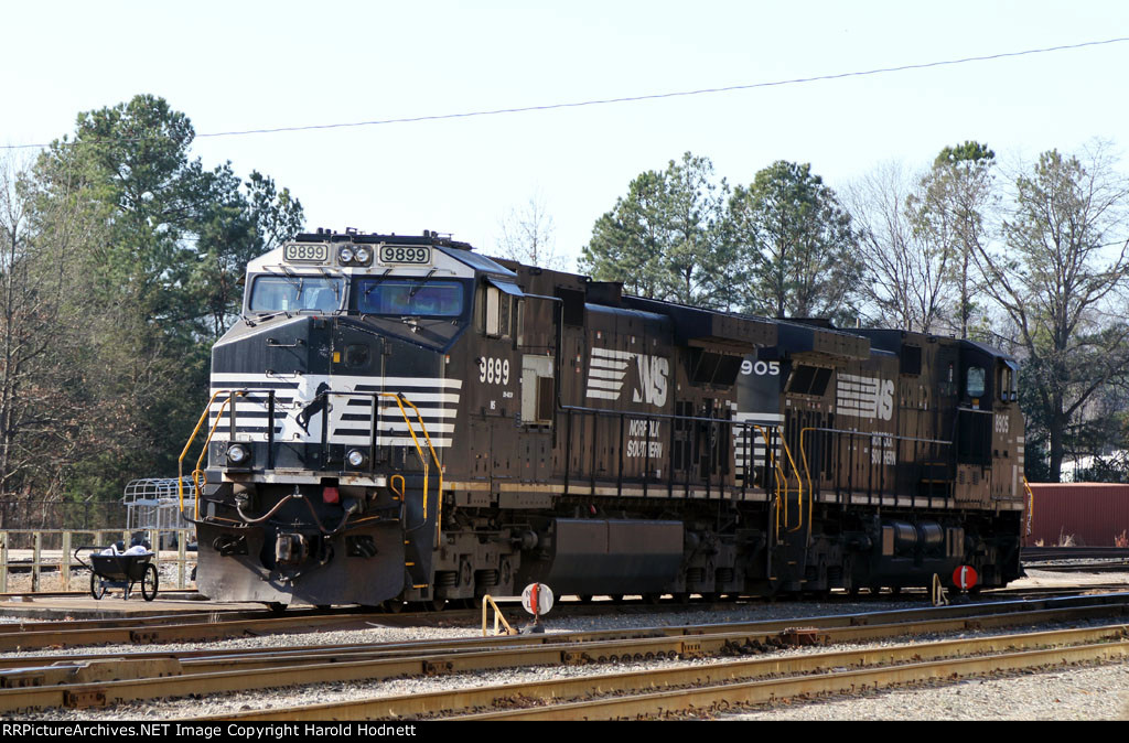 NS 9899 & 8905 sit in Glenwood Yard